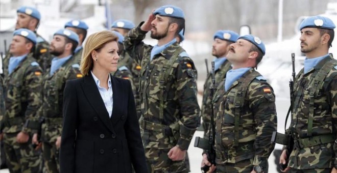 La ministra de Defensa, María Dolores de Cospedal, pasa revista a las tropas. EFE/Chema Moya