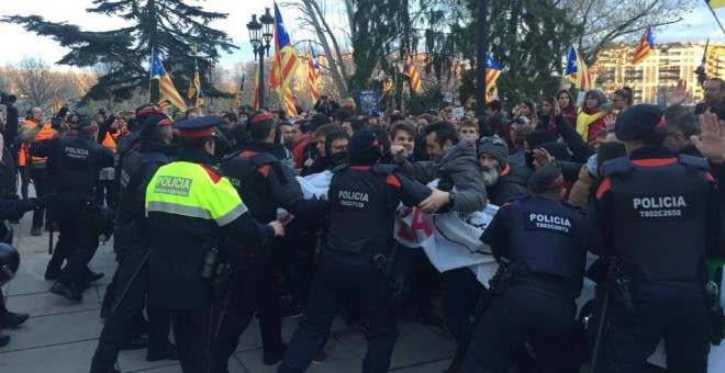 Manifestantes en Lleida se enfrentan a los Mossos.