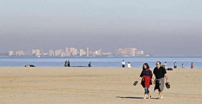 Una pareja pasea en la playa de La Malva disfrutando del sol y las temperaturas suaves. EFE