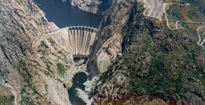 La central de Aldeadávila, propiedad de Iberdrola y que turbina las aguas del Duero desde noviembre de 1962, se considera la mayor central  hidroeléctrica de España, con una producción de 2.400 millones de kilowatios.hora al año.