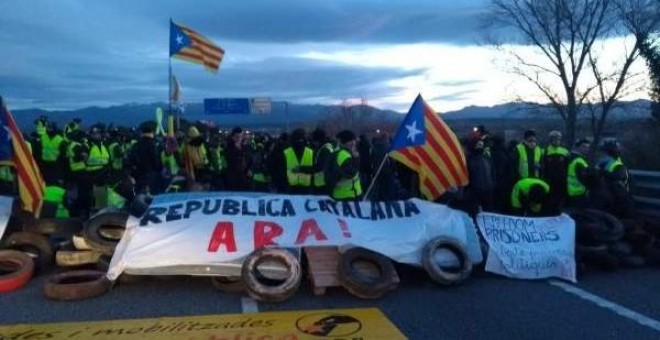 Un grupo de manifestantes independentistas cortan la AP-7 en Figueres. TWITTER/@CDR_Vidreres