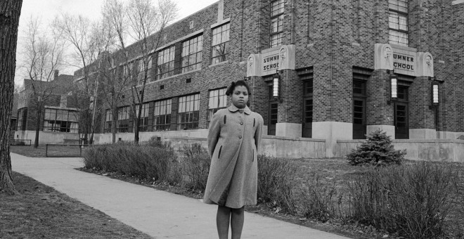 Linda Brown junto al colegio Summer School, cuya negativa a aceptarla por ser negra precipitó la sentencia judicial que acabó con la segregación racial en colegios de EEUU en los años 50