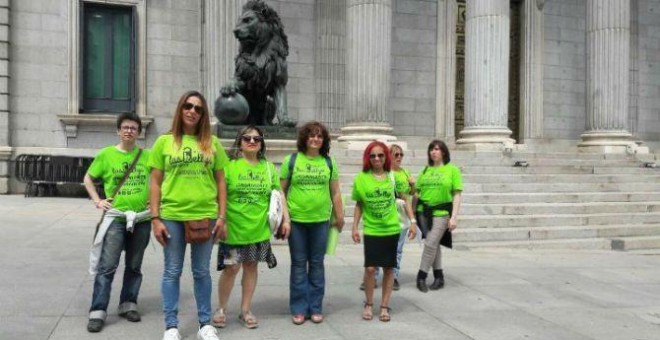 El colectivo de camareras de piso 'Las Kellys', ante el Congreso de Diputados en mayo del 2017. EFE