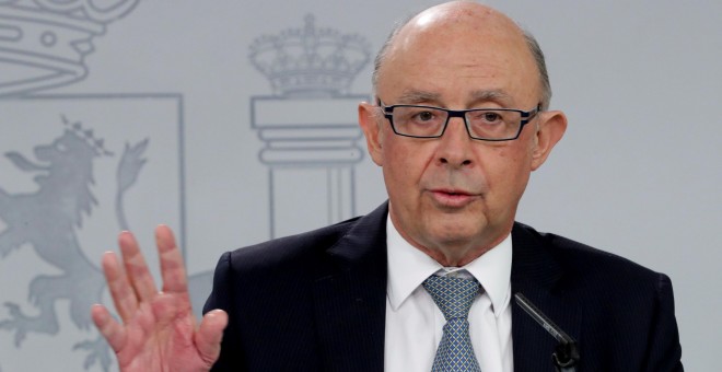 El ministro de Hacienda Cristóbal Montoro, durante la rueda de prensa posterior al Consejo de Ministros, celebrado en el Palacio de La Moncloa. EFE/Zipi