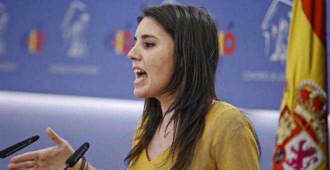 La portavoz de Podemos, Irene Montero, durante la rueda de prensa que ha ofrecido esta mañana en el Congreso de los Diputados, para informar acerca de los presupuestos generales del Estado 2018. Emilio Naranjo (EFE)