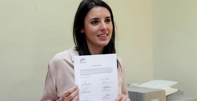 La portavoz de Unidos Podemos en el Congreso, Irene Montero, durante la presentación en el Registro del Congreso de Los Diputados de la petición de reprobación a la ministra de Sanidad Dolors Montserrat. EFE/Zipi