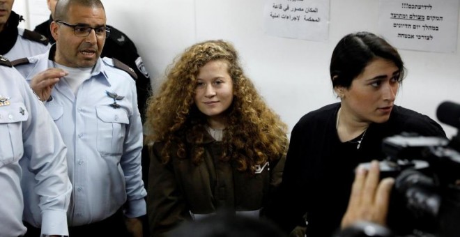 La joven palestina Ahed Tamimi, de 17 años, durante su comparecencia ante la corte militar, en la Cisjordania ocupada. ABIR SULTAN (EFE)