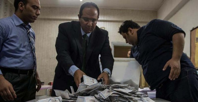 Trabajadores electorales cuentan votos en un colegio electoral de El Cairo. |  MOHAMED HOSSAM (EFE)