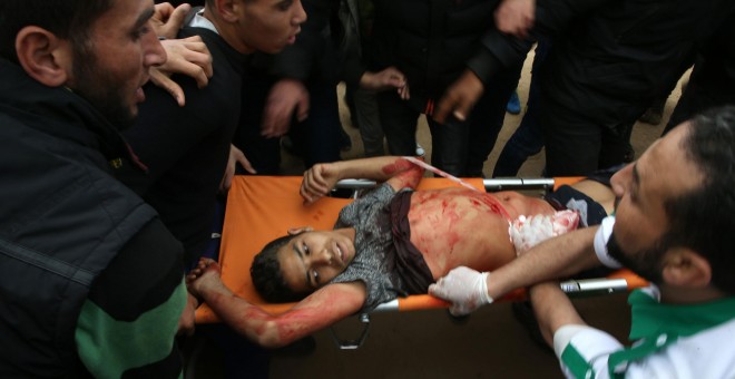 Un joven palestino es trasladado en una camilla después de haber sido herido durante una manifestación cerca de la frontera con Israel al este de Jabalia en la franja de Gaza.- Mohammed ABED / AFP