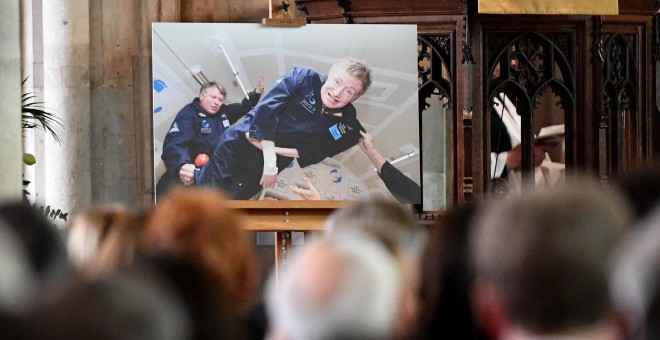 Una foto de Hawking ha presidido el funeral por el científico inglés./ EFE