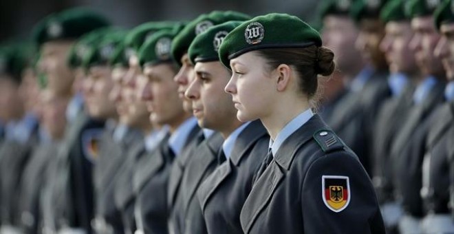 Una militar de la Guardia de Honor alemana. REUTERS