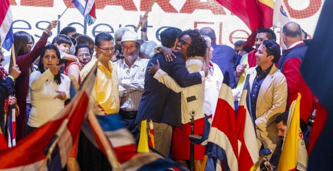 El presidente electo de Costa Rica, Carlos Alvardo, del Partido Acción Ciudadana, se abraza con la vicepresidenta electa, Epsy Campbell. EFE
