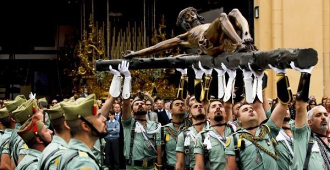 Legionarios desfilan con el Cristo de la Buena Muerte en Málaga.- EFE