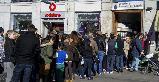 Colas en la Puerta del Sol de Madrid el día de antes del sorteo de Navidad. EFE/Archivo