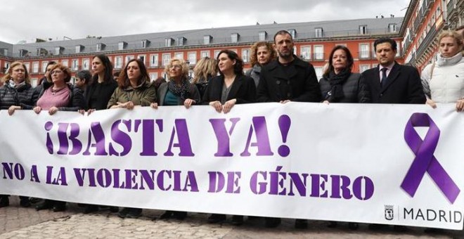 Carmena y Colau, en la plaza Mayor de Madrid. / EFE