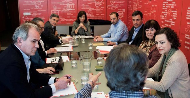 Fotografía facilitada por el PSOE de la reunión de trabajo que ha mantenido hoy en Ferraz en el secretario general, Pedro Sánchez (3d), con miembros de la Ejecutiva y del equipo económico del partido. | EFE