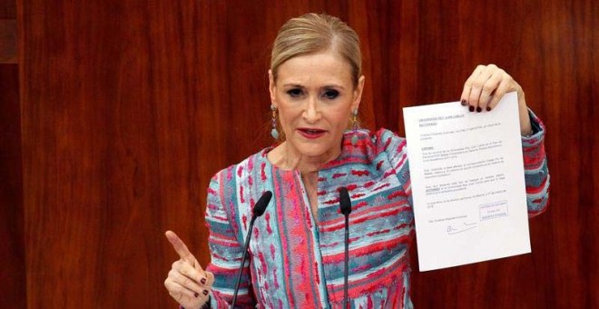 Cifuentes enseña su matrícula del máster. | EFE