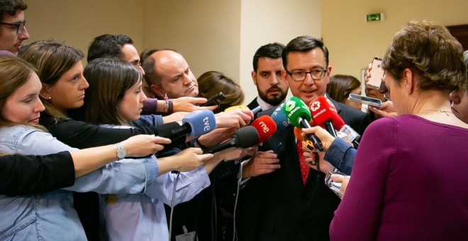 El ministro de Economía, Román Escolano, contesta a los medios tras su comparecencia en el Congreso de los Diputados.