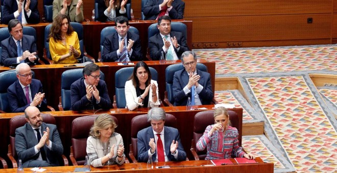 Los diputados del PP en la Asamblea de Madrid aplauden a la presidenta madrileña, Cristina Cifuentes, tras su intervenciñon en el pleno sobre las supuestas irregularidades de su máster. EFE/ Víctor Lerena
