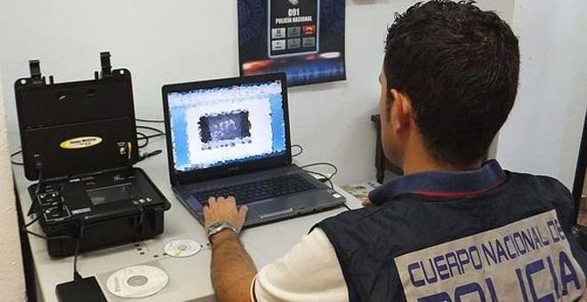 Los detenidos utilizaron un dispositivo espía tipo keylogger en uno de los ordenadores de la Universitat de València. | EFE