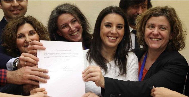 La portavoz de Unidos Podemos en el Congreso, Irene Montero, registra, junto a varias compañeras de partido, una Proposición de Ley para regular los alquileres abusivos, hoy en el Congreso. | J.J. GUILLÉN (EFE)