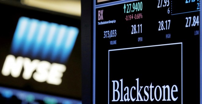 El logo y la cotización del fondo Blackstone, en un monitor en la bolsa de Nueva York, en Wall Street. REUTERS/Brendan McDermid