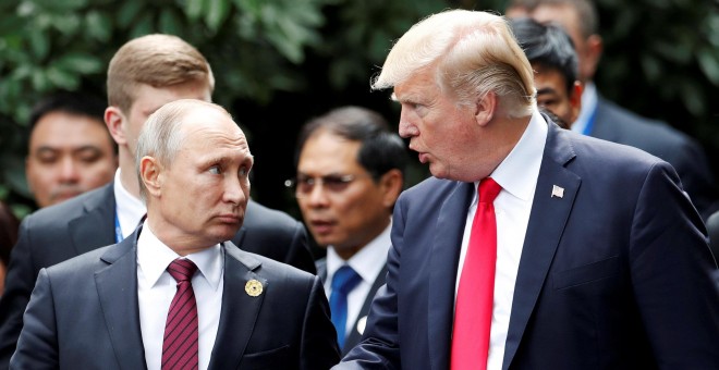 El presidente de EE UU., Donald Trump, y el presidente de Rusia, Vladimir Putin, en la cumbre de APEC en Danang, Vietnam. REUTERS