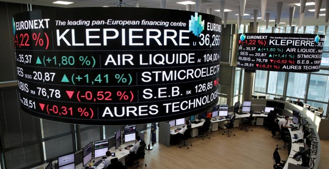 El logo de la empresa Klepierre, entre otros, en un panel informativo de la Bolsa de París. REUTERS/Benoit Tessier