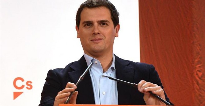 El presidente de Ciudadanos, Albert Rivera, durante su intervención en el encuentro este miércoles en León. EFE/J. Casares