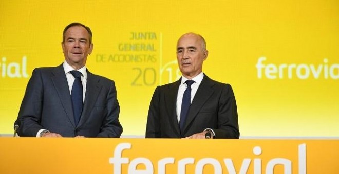 El presidente y primer accionista de Ferrovial, Rafael del Pino (i), y su consejero delegado, Íñigo Meirás (d), durante la junta general de accionistas de la compañía.