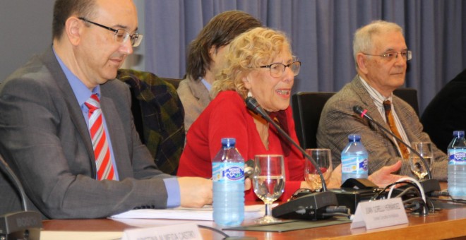 La alcaldesa de Madrid, Manuela Carmena, durante su intervención en el homenaje a Aurora León.