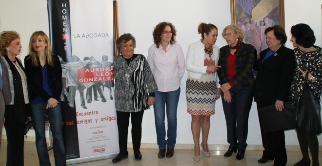 La alcaldesa de Madrid, Manuela Carmena, junto a Aurora León, y otras de las mujeres que han intervenido en el homenaje a la abogada laboralista.