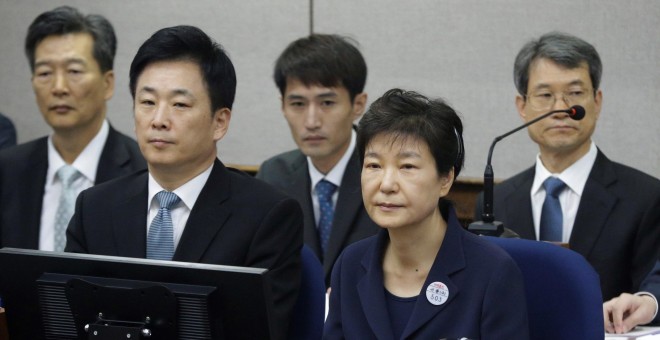 La expresidenta surcoreana Park Geun-hye durante su juicio en el Tribunal del Distrito Central de Seúl (Corea del Sur). EFE