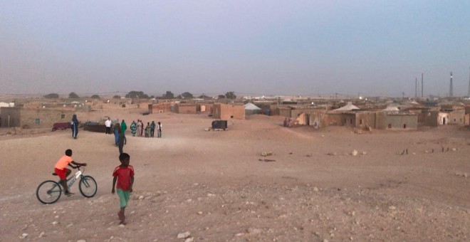 Dos niños de paseo por Smara, uno de los campamentos de refugiados saharuis en Argelia. / J.G
