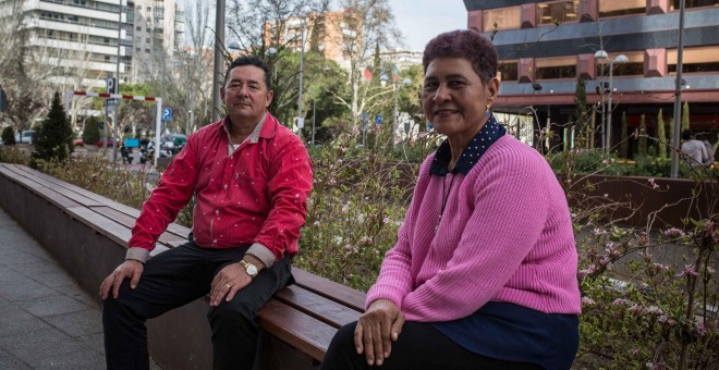 Edilberto Daza y Silvia Berrocal, defensores de Derechos Huamanos colombianos acogidos temporalmente en Barcelona.- PÚBLICO