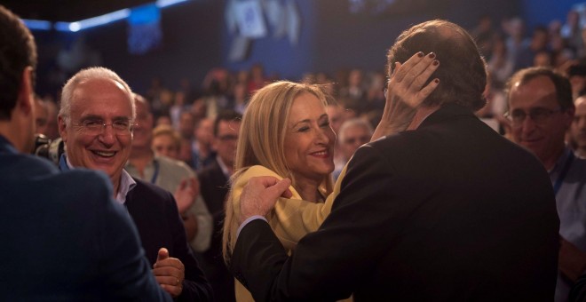 El presidente del Gobierno, Mariano Rajoy (de espaldas), saluda a la presidenta de la Comunidad de Madrid, Cristina Cifuentes, a su llegada esta tarde a la Convención Nacional del partido que se celebra este fin de semana en Sevilla. EFE/Rafa Alcaide