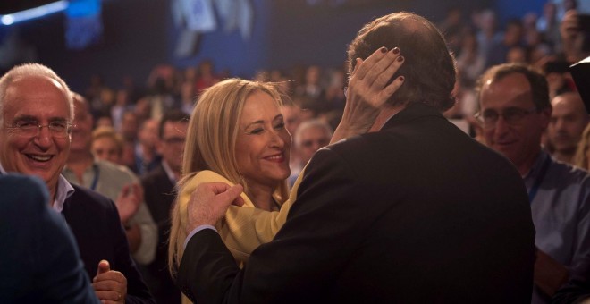 El presidente del Gobierno, Mariano Rajoy (de espaldas), saluda a la presidenta de la Comunidad de Madrid, Cristina Cifuentes, a su llegada esta tarde a la Convención Nacional del partido que se celebra este fin de semana en Sevilla. EFE/Rafa Alcaide