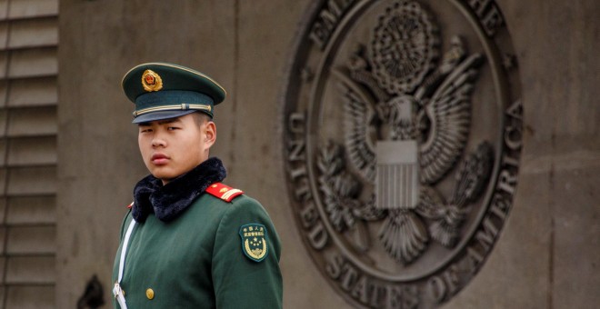 Un policía de guardia en la entrada de la Embajada de EEUU en Pekín. REUTERS/Thomas Peter