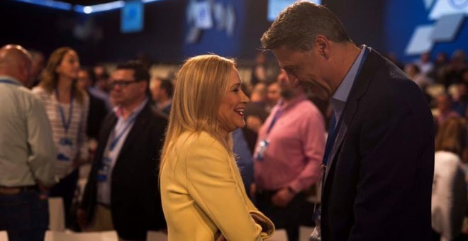 Cristina Cifuentes, junto al presidente del PP en Cataluña, Xavier García Albiol, en la inauguración de la Convención Nacional del PP que se celebra este fin de semana en Sevilla / EFE/Rafa Alcaide