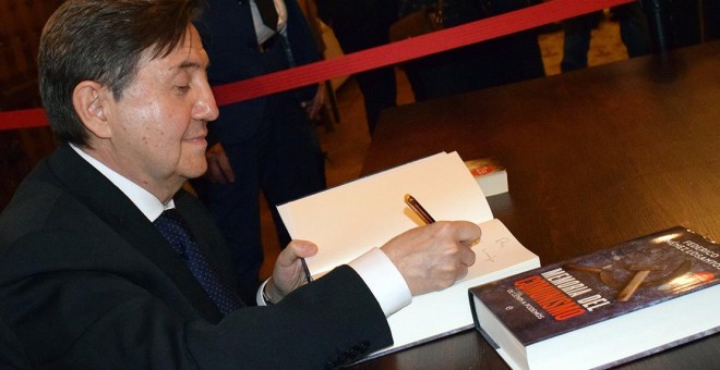 Jiménez Losantos, en Sigüenza, firmando ejemplares de su libro | Foto: Rubén Madrid