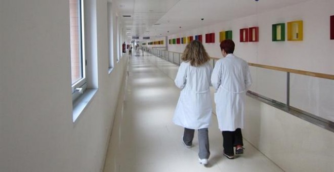 Dos profesionales de la sanidad en el pasillo de un hospital. E.P.