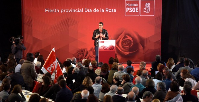 El secretario general del PSOE, Pedro Sánchez, durante su intervención en el acto organizado con motivo de la celebración del Día de la Rosa del PSOE del Altoaragón, en Ayerbe (Huesca). EFE/Javier Blasco