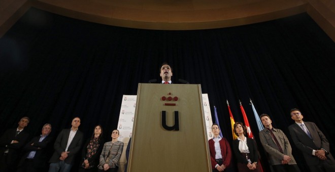 El rector de la Universidad Rey Juan Carlos, Javier Ramos, en rueda de prensa sobre  el máster de la presidenta de Madrid, Cristina Cifuentes.EFE/ Javier Lizón