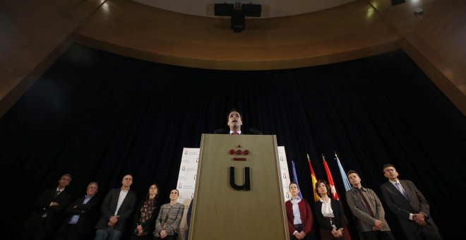 El rector de la Universidad Rey Juan Carlos, Javier Ramos, en rueda de prensa sobre  el máster de la presidenta de Madrid, Cristina Cifuentes.EFE/ Javier Lizón