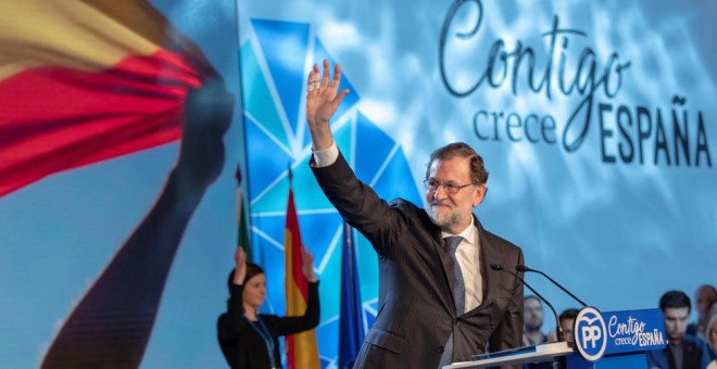 El presidente del Gobierno, Mariano Rajoy, saluda tras su intervención en el acto de clausura de la Convención Nacional del PP en Sevilla. EFE/Julio Muñoz