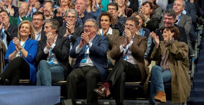Los ministros Fátima Báñez, Iñigo de la Serna, Juan Ignacio Zoido, Rafael Catalá y la vicepresidenta Soraya Sáenz de Santamaría (izq. a dcha), aplauden al presidente del Gobierno, Mariano Rajoy, durante su intervención en el acto de clausura de la Convenc