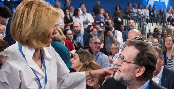 El presidente del Gobierno, Mariano Rajoy, y la secretaria general del Partido Popular, María Dolores de Cospedal, durante la inauguración de la Convención Nacional del PP en Sevilla. EFE/Raúl Caro