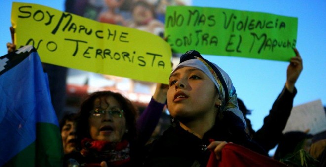 Activistas mapuches durante una protesta en Santiago de Chile. REUTERS