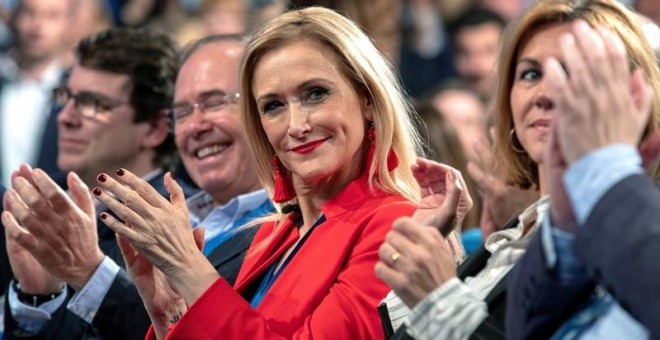 La presidenta de la Comunidad de Madrid, Cristina Cifuentes (c), aplaude durante la Convención Nacional del PP. /EFE