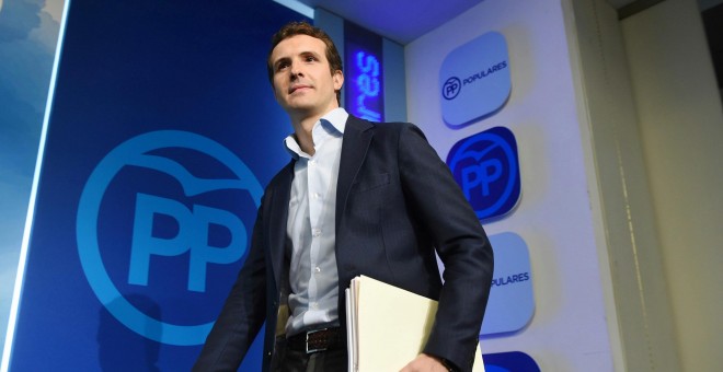 El vicesecretario de comunicación del Partido Popular, Pablo Casado, a su llegada a la rueda de prensa que ha ofrecido en la sede del partido, donde ha presentado toda la documentación sobre su máster de la Universidad Rey Juan Carlos. EFE/ Fernando Villa